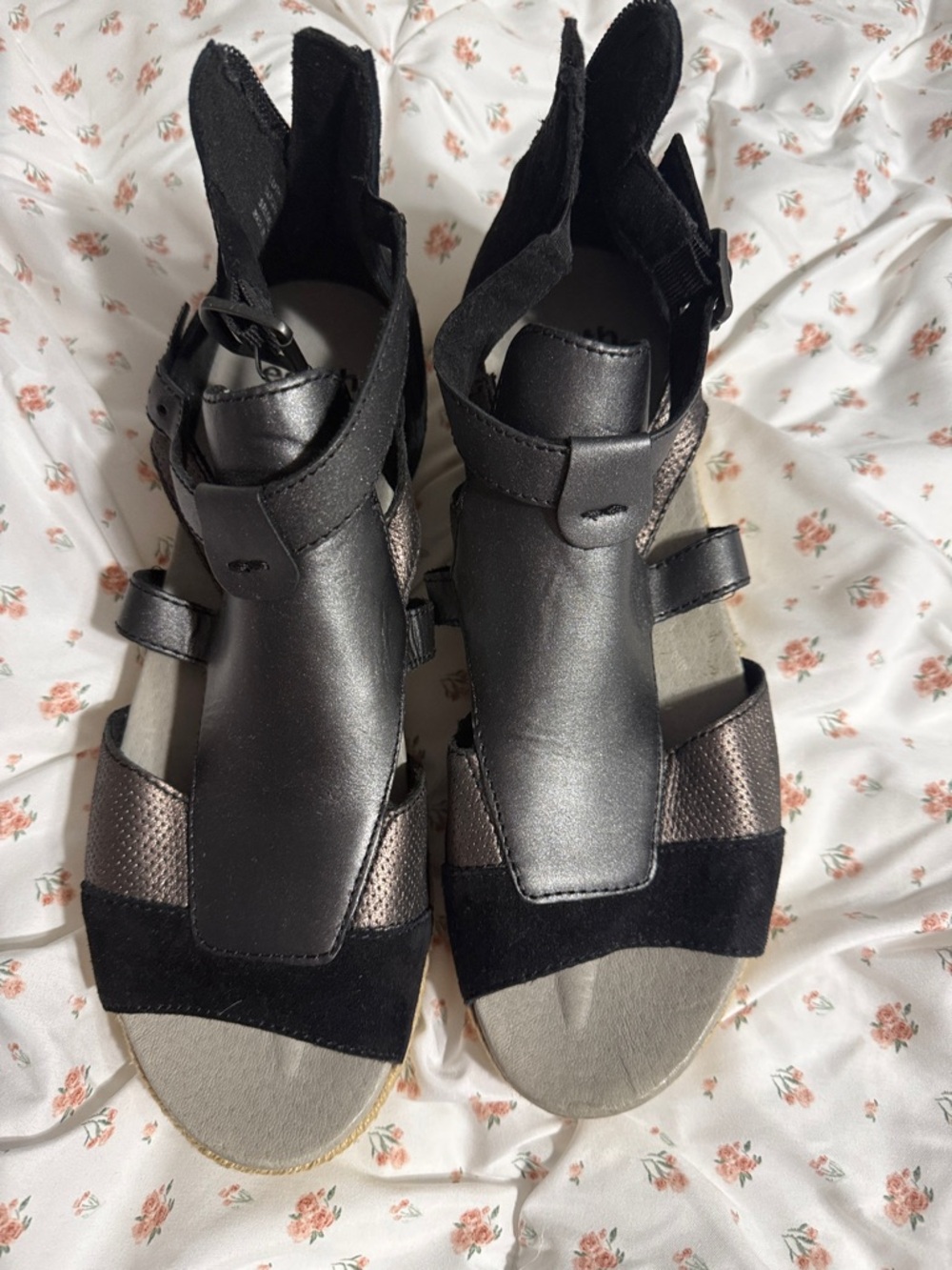 Earth Black and Metallic Brown/Gray Gladiator Sandals size 9